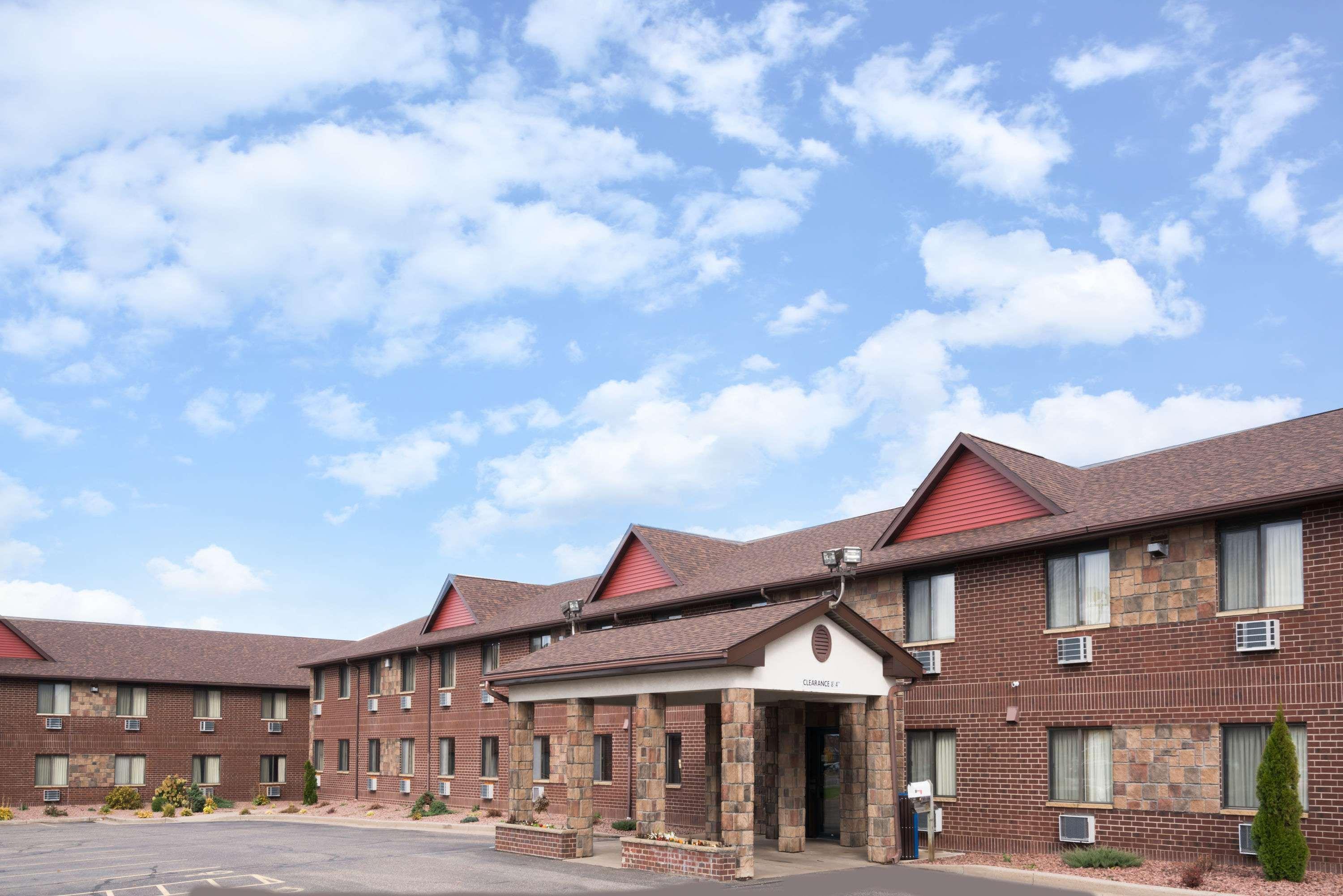 Baymont By Wyndham Eau Claire Wi Hotel Exterior photo